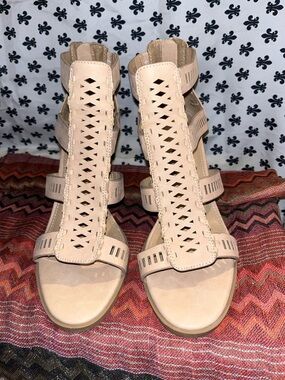 Dulce vitaWomen’s Beige Cutout Gladiator Sandals